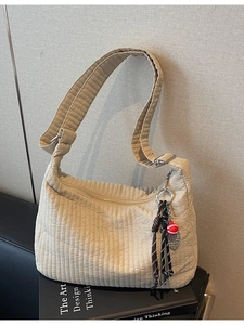 Sac hobo plissé beige minimaliste pour étudiantes avec bandoulière large réglable