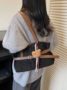 Sac fourre-tout rétro en daim noir avec bretelles en cuir marron et pendentif ours