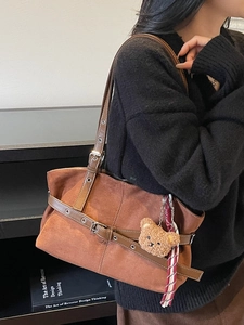 Sac cabas vintage en daim marron foncé avec sangle à œillets et charm ours doux