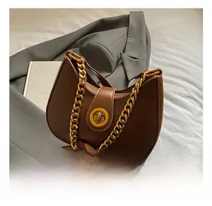 Détails du sac hobo en croissant marron foncé avec chaîne dorée et fermoir