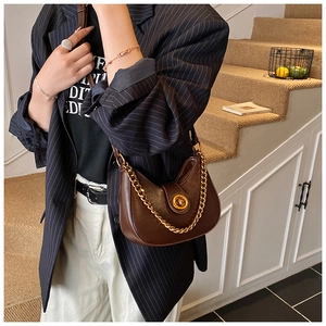 Borsa a mezzaluna in pelle marrone con tracolla a catena dorata e chiusura vintage