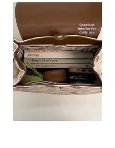 Vue intérieure du grand sac à dos beige imprimé avec doublure rayée et rangement spacieux