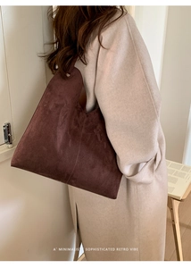 Detail einer großen minimalistischen braunen Wildledertasche im edlen Vintage-Stil