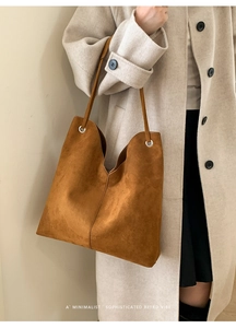 Braune Shopper-Tasche aus Mattleder mit minimalistischen Nähten und Ösen im Detail