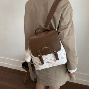 Détail du sac à dos à carreaux chat avec rabat en cuir marron et breloque peluche