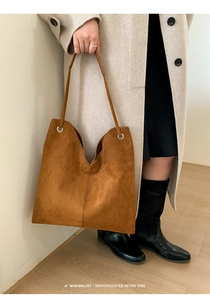 Detail der minimalistischen braunen Wildledershoper mit Ösen und Retro-Stil