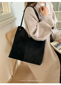 Detail der Textur des schwarzen Wildleders auf einer großen minimalistischen Shopper-Tasche