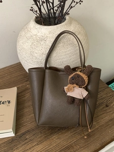 Retro Minimalist PU Leather Bucket Bag For Women Lychee Pattern Shoulder Crossbody Bag With Bear Charm Commuting Handbag