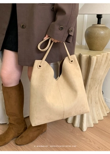 Detailansicht der beigen Wildledertasche mit V-Ausschnitt und minimalistischem Design
