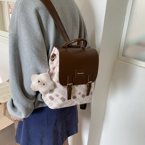 Détail d'un sac à dos en toile avec imprimés chats mignons et rabat en cuir marron