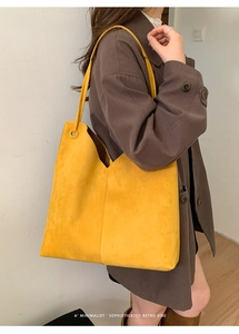 Schicke senfgelbe Oversize-Tasche aus weichem Wildleder im herbstlichen Retro-Stil
