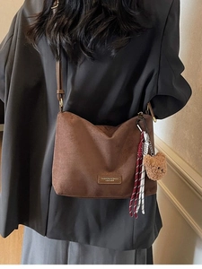 Grand sac cabas vintage en daim marron pour femme avec charme ours et cordon tressé