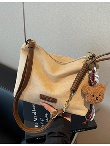 Grand sac cabas rétro en daim abricot avec bordure en cuir marron et pendentif ours