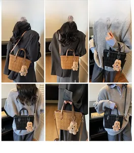 Vues détaillées de sacs cabas à carreaux marron et noir avec breloques d'ours