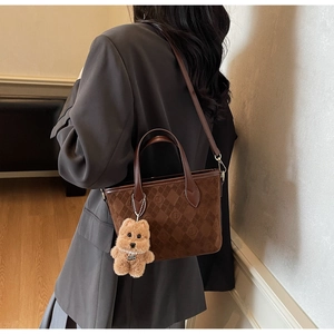 Sac fourre-tout en daim marron avec gaufrage géométrique et pendentif chiot