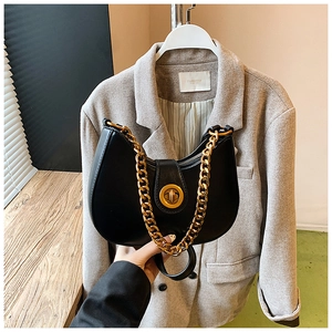 Dettaglio della borsa hobo nera con catena d'oro spessa e chiusura a girello in metallo