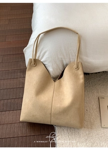 Detailansicht der aprikosenfarbenen Veloursleder-Tasche mit Fokus auf Material und Ösen