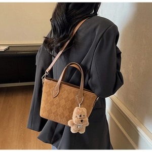 Sac bandoulière en daim marron avec gaufrage logo et pendentif ourson en peluche