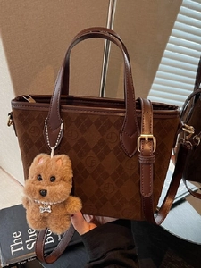 Sac à Épaule Seau en PU Suède Vintage pour Femmes Mode Motif Losanges Imprimé Lettres Sac à Main Avec Pendentif Chiot en Peluche Bandoulière Réglable