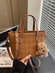 Sac seau en daim marron avec motif F-logo, finitions dorées et breloque chien