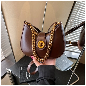 Dettaglio borsa hobo a mezzaluna in pelle marrone con catena d'oro e fibbia girevole