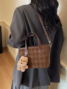 Sac fourre-tout en daim marron avec motif à losanges et breloque ours en peluche