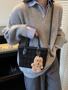 Sac seau noir tendance avec pendentif ours en peluche et bandoulière réglable