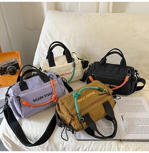 Detalle de los bolsos bandolera de nailon en cuatro colores con tiradores de cremallera de cuerda