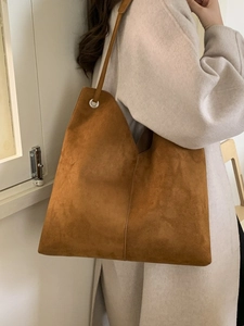 Braune Shopper-Tasche aus Wildleder mit V-Ausschnitt und schmalem Schultergurt für Herbst