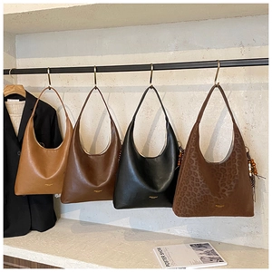 Détails de grands sacs hobo en cuir et imprimé léopard avec breloques en perles de bois