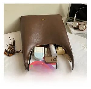 Vue détaillée de l'intérieur spacieux du cabas en cuir marron avec accessoires