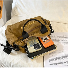 Bolso bandolera de nailon marrón espacioso con tableta, móvil y accesorios