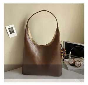 Vue détaillée du sac cabas vintage marron foncé avec décoration de glands en perles de bois
