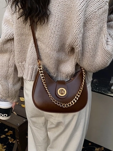 Borsa a tracolla a mezzaluna in pelle marrone con catena dorata e fibbia metallica vintage