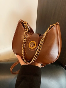 Borsa a mezzaluna marrone in similpelle con catena dorata spessa e chiusura girevole