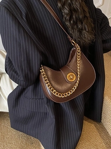 Elegante borsa hobo a mezzaluna marrone scuro con catena dorata per stile minimalista