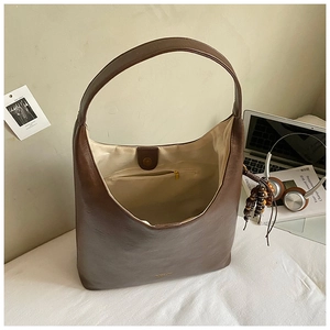 Détail de l'intérieur du sac hobo marron montrant le fermoir magnétique et la poche zippée