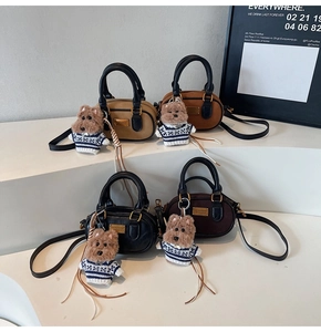Mini borse Boston in quattro colori con ciondoli a forma di orso e tracolle regolabili