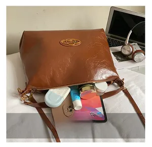 Vista interna della borsa a tracolla in pelle marrone con grande capacità per iPad e altro