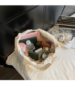 Vista dall'alto della borsa tote capiente che mostra lo spazio interno per tablet e ombrello