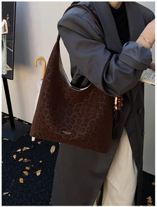 Détail d'un grand sac cabas à motif léopard en daim doux avec logo de marque chic