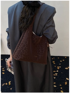 Vue détaillée du grand sac cabas en daim à motif léopard marron porté à l'épaule