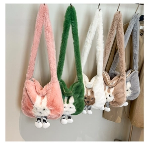 Cinq sacs cabas en peluche de lapin moelleux suspendus en différentes couleurs