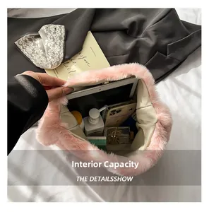 Intérieur spacieux du sac en peluche rose avec capacité pour tablettes et produits