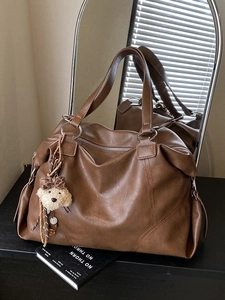 Grande borsa tote vintage marrone con ciondolo a forma di orso e dettagli argento