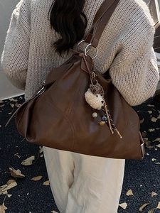 Borsa tote vintage in pelle marrone con ciondolo a cucciolo e anello argento