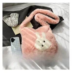 Détail d'un sac cabas en peluche rose avec une poupée lapin 3D et une texture douce