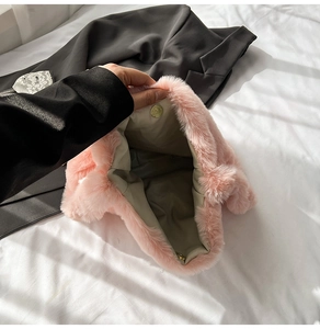 Gros plan du sac cabas en fausse fourrure rose avec fermoir magnétique et doublure