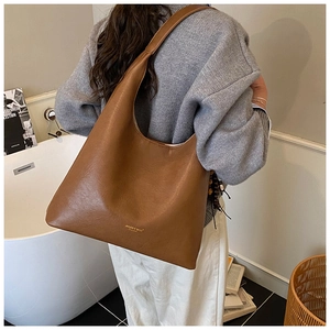Grand sac cabas marron en cuir PU avec large bandoulière pour un usage quotidien décontracté