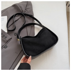 Détail du sac demi-lune en daim noir et cuir lisse avec boucle en métal doré